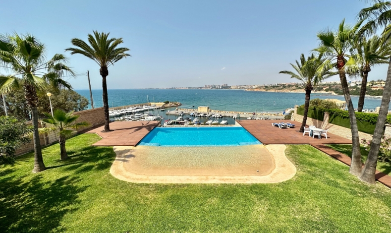 Villa for sale in first line of the sea in Cabo Roig