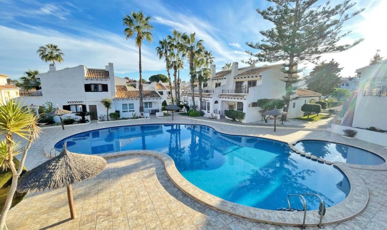 Semi-detached villa near Cala Capián beach in residencial complex Angius I in Cabo Roig