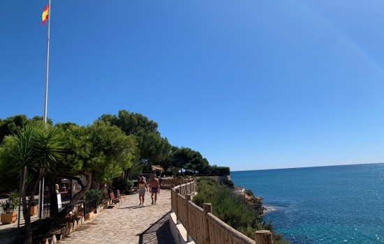 El paseo marítimo de Cabo Roig es galardonado con la Bandera Azul en 2021.