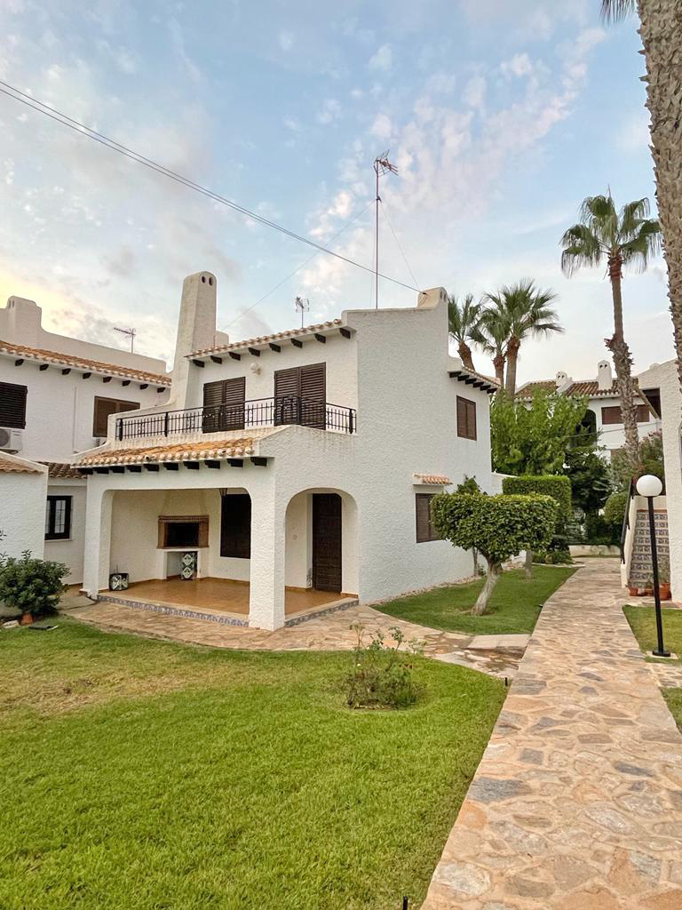 Chalet adosado en Cabo Roig cerca de Cala Capitán