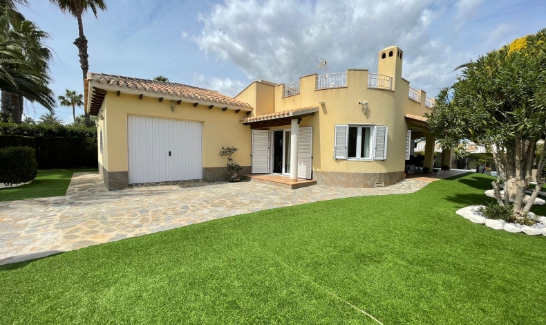 Chalet de lujo en venta en Cabo Roig junto a la playa de La Caleta y Cala Capitán