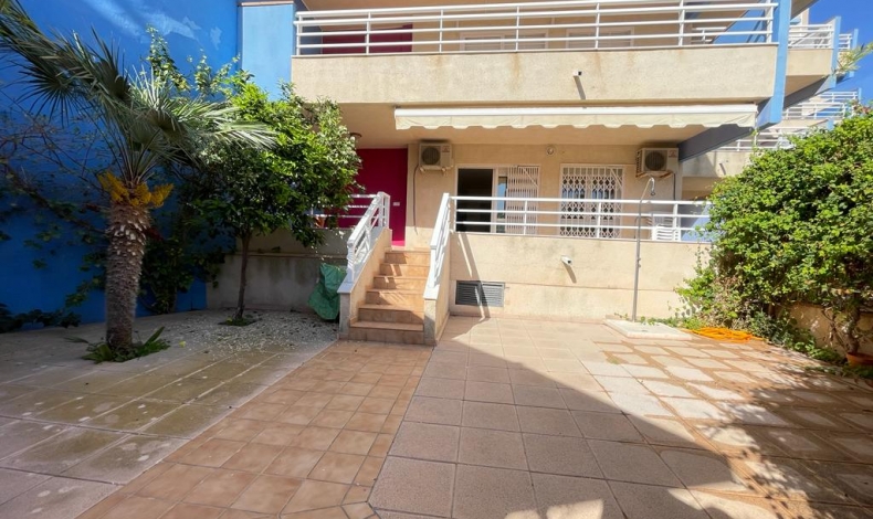 Groundfloor bungalow with garden in Aguamarina, first line of the sea complex