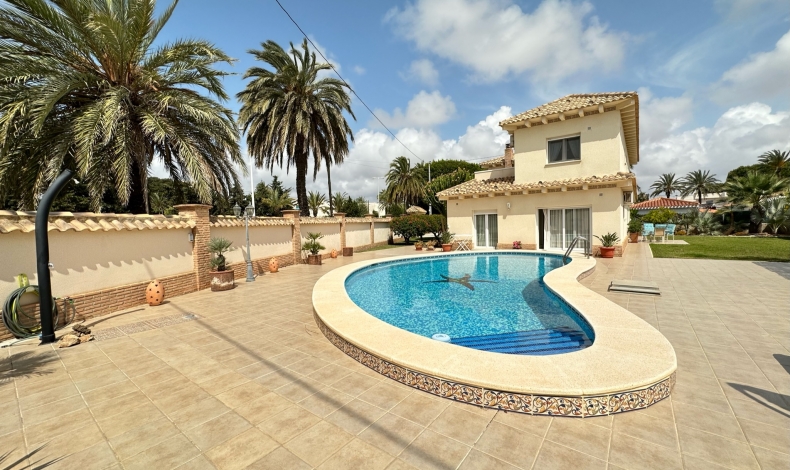 Villa for sale in Cabo Roig next to La Caleta beach