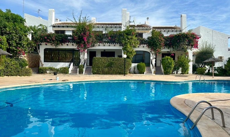 Townhouse for sale in Los Angius complex, Cabo Roig.