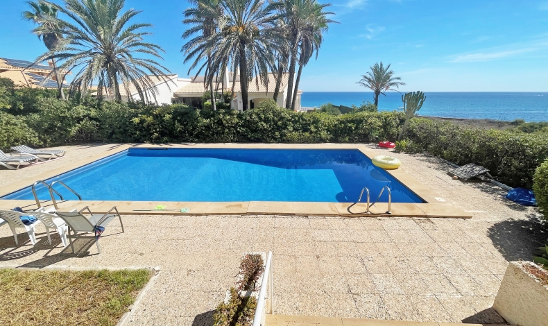 Chalet en segunda línea de mar en venta en Cabo Roig, junto a la playa de Cala Capitán.