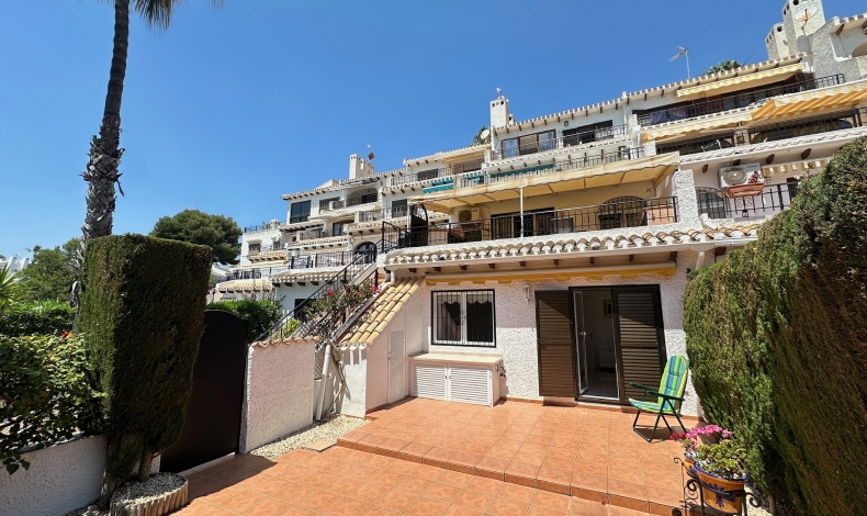 Dúplex en venta reformado en Cabo Roig, con gran jardín privado junto a la playa de Cala Capitán