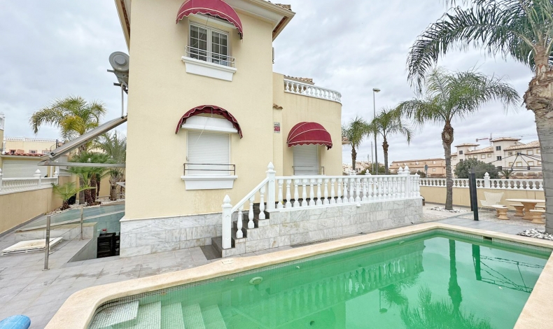 Resale - Villa - Orihuela Costa - La Zenia II