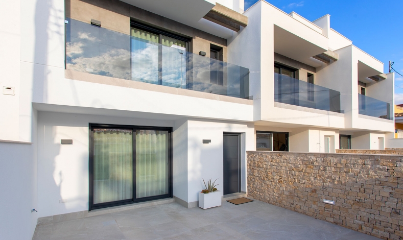 Chalet con piscina de obra nueva junto a la playa de La Torre de la Horadada
