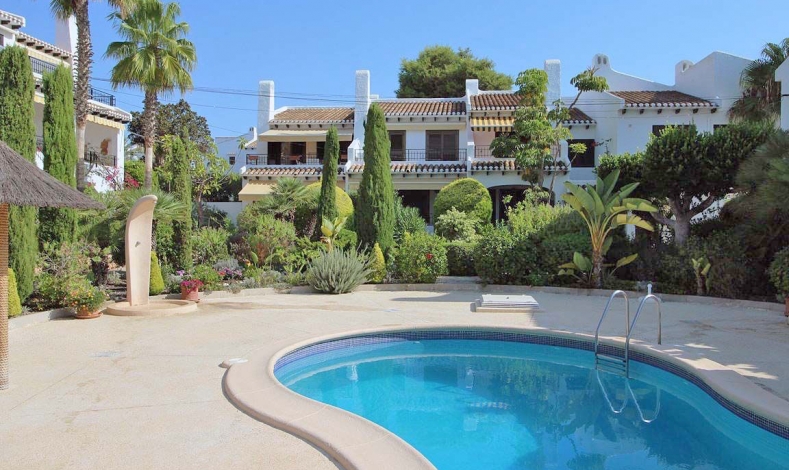 Dúplex en venta en residencial Los Angius de Cabo Roig junto a la playa de La Caleta con 3 dormitorios, porche y terraza.