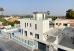 Chalet de obra nueva en Los Balcones con vistas al mar, piscina y jardín