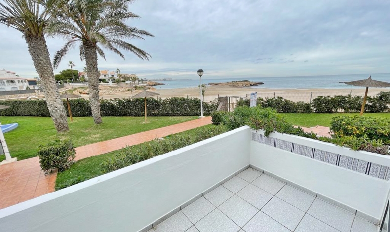 Casa en venta en primera línea de la playa de Cala Capitán en Cabo Roig